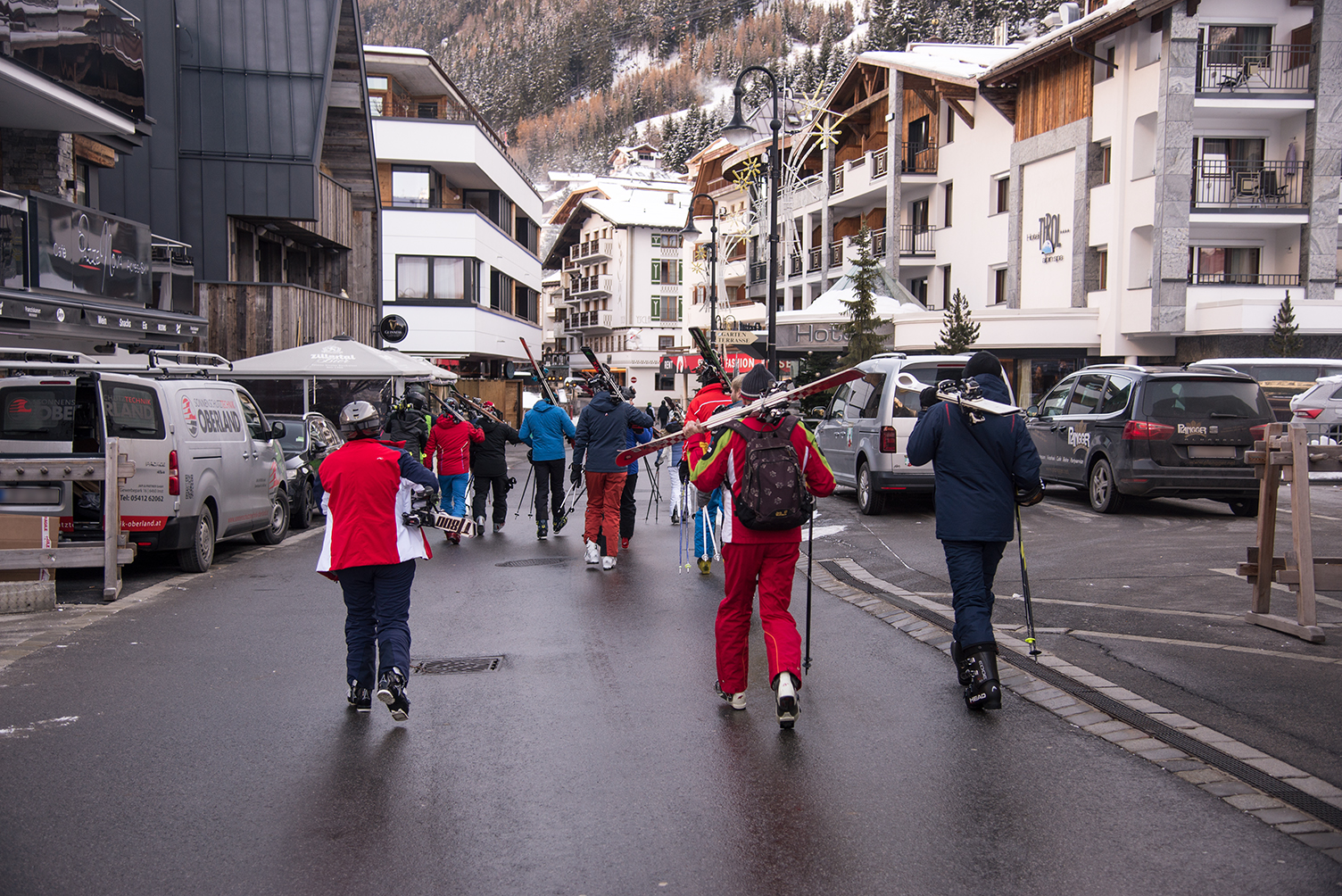 Ein Spaziergang in Ischgl - Skifahrer