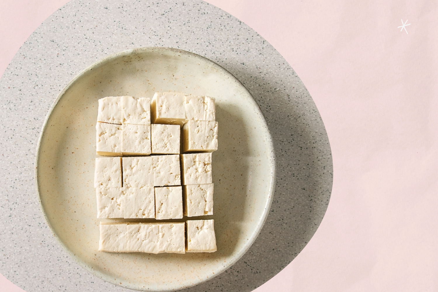 Tofu auf rosa Hintergrund